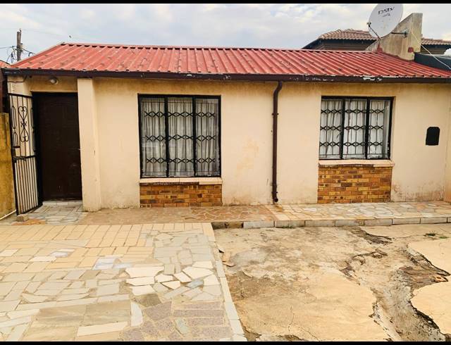 2 BEDROOM FREESTANDING FOR SALE IN TSAKANE EXT 11